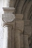 Säulen mit Würfelkapitellen am Portal