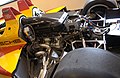 Der 3,4-l-V8-Motor des Porsche RS Spyder. Gut zu erkennen sind die Airbox (oben links, mit „PORSCHE“-Schriftzug), das Getriebe vom Typ GR6 und die Querlenker sowie die beiden Antriebswellen.