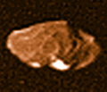 Farbfoto, gemacht von Voyager 1,1979. Pan ist am oberen rechten Rand zu erkennen, wie auch Gaea am unteren zu sehen ist (helle Flecken).