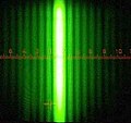 Beugung am Einfachspalt – Licht längerer Wellenlänge (grün) wird stärker gebeugt, das Beugungsbild ist weiter aufgefächert