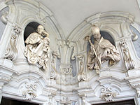 Büsten des Nicolò Albergati (links) und des Heiligen Martin (rechts) von Cosimo Fanzago und Domenico Antonio Vaccaro, Kreuzgang der Certosa di San Martino, Neapel