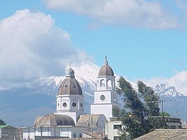 Guaytacama met Cotopaxivulkaan op de achtergrond