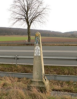 Der Meilenstein „3 Meile von Hannover“ an der Bundesstraße 217