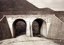 Die Nogeun-ri-Eisenbahnbrücke. Im Juli 1950 tötete das US-Militär unter und um diese Brücke zahlreiche südkoreanische Flüchtlinge.