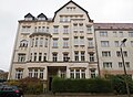 Mietshaus in ehemals geschlossener Bebauung mit Vorgarten