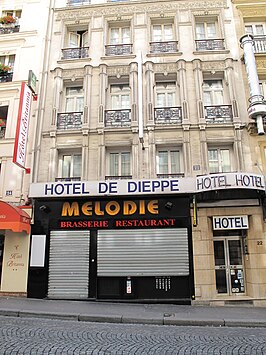 Het Hotel de Dieppe in de rue d'Amsterdam waar Baudelaire verbleef voor zijn vertrek naar België. Het bevindt zich pal tegenover het Gare Saint-Lazare