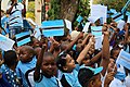 Ellerinde Botsvana bayrağı tutan öğrenciler
