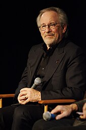 Steven Spielberg otururken