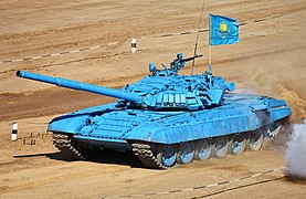 Kazakistan bayrağı bulunan ve bayrak rengine sahip T-72 tank.