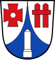 Gemeinde Hattenhofen In Silber eine eingeschweifte blaue Spitze, darin ein silberner römischer Meilenstein; vorne ein schwebendes rotes Tatzenkreuz, in der Mitte belegt mit einer kleinen silbernen Scheibe (Hostie), hinten ein roter Zaun.