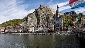 Ansicht von Dinant mit Fluss im Vordergrund