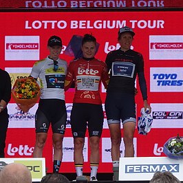 Lorena Wiebes, winnares Lotte Kopecky en Ellen van Dijk op het eindpodium