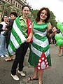 Γυναίκα φορά φόρεμα βασισμένο στην Αμπχαζική σημαία