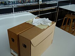 Arşiv depolamak için kullanılan oluklu kutu