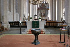 Inneres mit evg. (vorn) und kath. Altar (hinten)