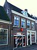 Winkel-woonhuis met kroonlijstgevel