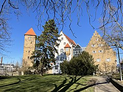 Schloss und Wehrturm von der Parkseite gesehen