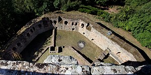 Blick in den Burghof vom Bergfried, in der Mauer Sitznischen, Kamine und Aborterker als Hinweis auf Wohngebäude der Burgbesatzung.