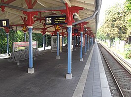 Kenmerkende houten perronoverkapping van station Othmarschen (2015)