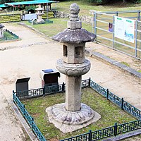 Stenen lantaarn op de Mireukdaewonji-site, Chungju