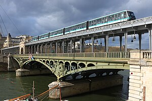Fünfwagenzug des Typs MP 89 CC auf dem Viaduc de Passy über der Seinebrücke Pont de Bir-Hakeim der Metrolinie 6