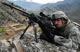 Bir ABD askeri, 2009 yılında Afganistan'da bir muharebe devriyesi sırasında faaliyet olup olmadığını tarıyor.