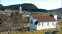 De voormalige anglicaanse Sint-Lucaskerk (voorgrond) en de katholieke Heilig-Hartkerk (achtergrond)