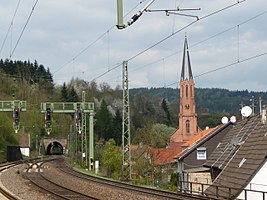 Nördliches Bahnhofsende, im Hintergrund der Gipp-Tunnel