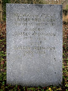 Adolf Gasser-Reimann (1903–1985) Historiker, Gymnasiallehrer, Professor, Autor u. a. «Gemeindefreiheit als Rettung Europas», Politiker, Familiengrab auf dem Friedhof Hörnli, Riehen, Basel-Stadt