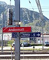 Rotes Bahnhofsschild der Matterhorn-Gotthard-Bahn in Andermatt, Schriftart FF Dax