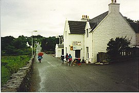 Durchgangsstraße und Hotel in Ardvasar