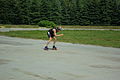 Een inlineskater in de zomer