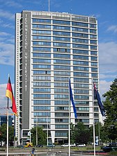 Frontale Farbfotografie von einem Hochhaus mit vielen Fenstern. An der linken Seite des Gebäudes steht senkrecht „Technische Universität“.