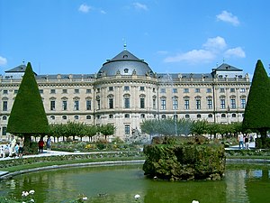 Residenz mit Gartenbrunnen