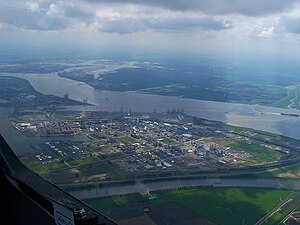 Luchtfoto Haven van Antwerpen, site BASF op de voorgrond