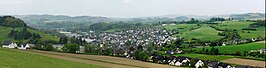 Panorama: links het dorp en het bedrijventerrein, rechts de Arena van het Elspe Festival