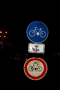 Auf diesem Radweg ist das Radfahren verboten. Gesehen in Tschechien an der Moldau.