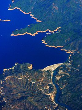 Luchtfoto van de Shasta Dam en Lake Shasta