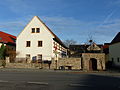 Wohnstallhaus, Seitengebäude (Ausgedingehaus) und Hofmauer mit Pforte eines Bauernhofes