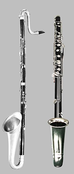 Malduras Kontraaltklarinette, um 1880, bekannt als Clarone grande von der Seite und eine neueres Instrument von vorne