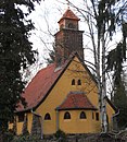 Friedhofskapelle mit Friedhofsportal, Brunnen, Nebengebäude und Friedhofsmauer