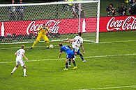2014 finalinde Almanyalı futbolcu Miroslav Klose, Arjantin kalesine şut çekerken.