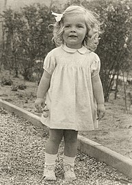 Gesmoktes Kinderkleid, im Stil der Hamburger Kinderstube, c. 1941, Deutschland