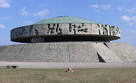 Gedenkmonument bij Majdanek dat menselijke asresten bevat die tijdens de renovatie van het kamp gevonden werden