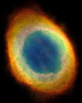 De Ringnevel. Dit is een combinatie van drie opnames van de Ruimtetelescoop Hubble. Blauw is geïoniseerd helium, groen geïoniseerde zuurstof, en rood geïoniseerde stikstof.