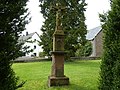 Ehemaliger Friedhof, südlich der katholischen Pfarrkirche St. Johann Baptist, Friedhofskreuz, Soldatengräber und Grabkreuze