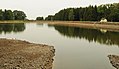 Rothbächer Teich: Kunstteich mit Absperrbauwerk, Striegelhaus einschließlich Striegel und Abzugsgraben sowie Fluterhaus (Einzeldenkmale der Sachgesamtheiten 09208604 und 09306334)