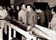 Mao Zedong, başarılı fırlatılışın ardından T-7M roketini inceliyor