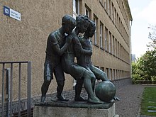 Auf dem Areal des Schulhaus Gubel in Zürich Oerlikon steht eine Skulptur von Hans Markwalder. Die Knabengruppe wird mit 1936 datiert.