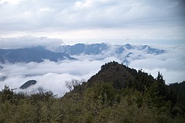 Nebel über dem Dongpu-Bergmassiv